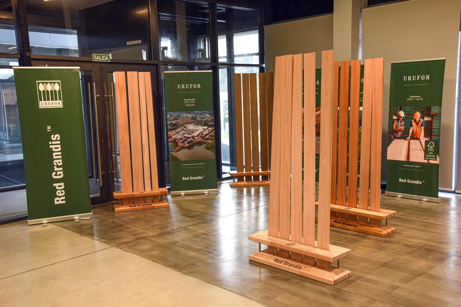 La actividad reunió a empresas del sector forestal-maderero Columnas de madera y banners con merchandising