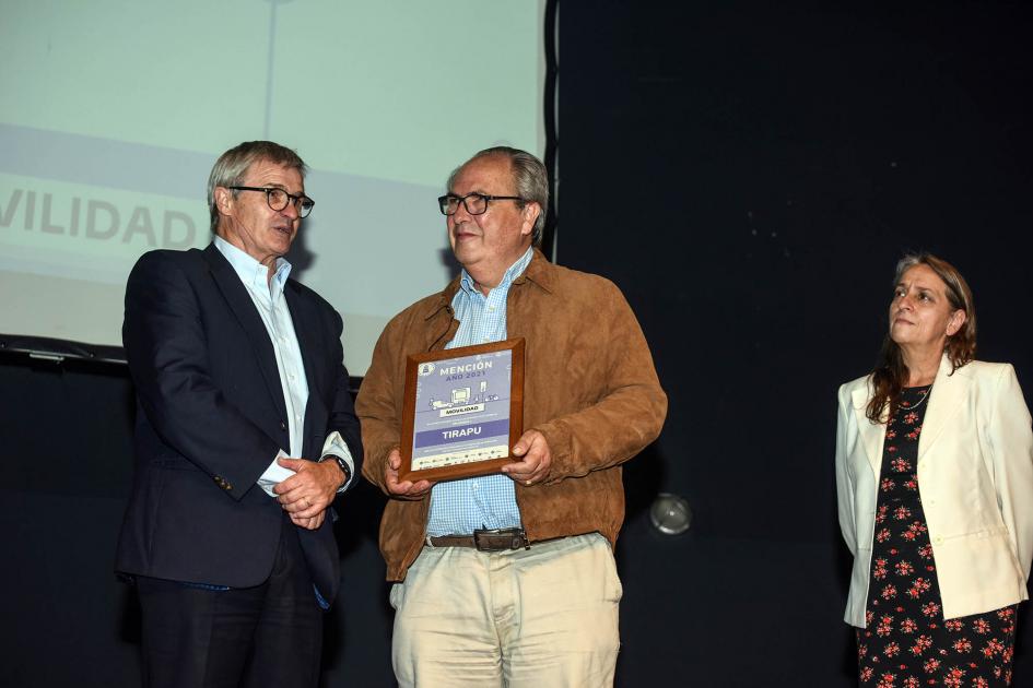 Representante de Tirapu, mención de la categoría Movilidad, recibe el premio