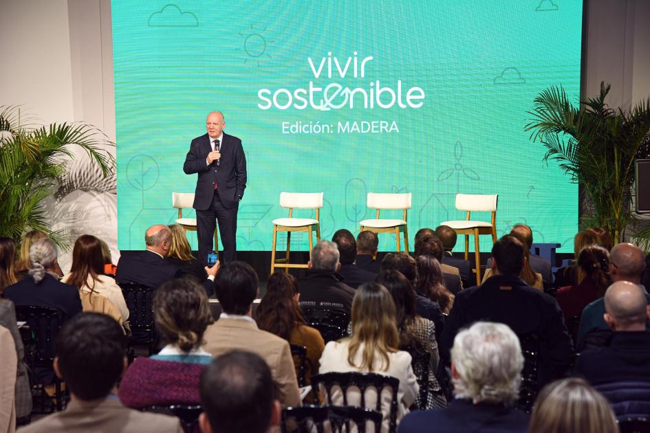 El subsecretario Walter Verri participó de la apertura del evento Vivir Sostenible: Edición Madera Verri habla al público desde un escenario en que hay una gran pantalla con el nombre del evento