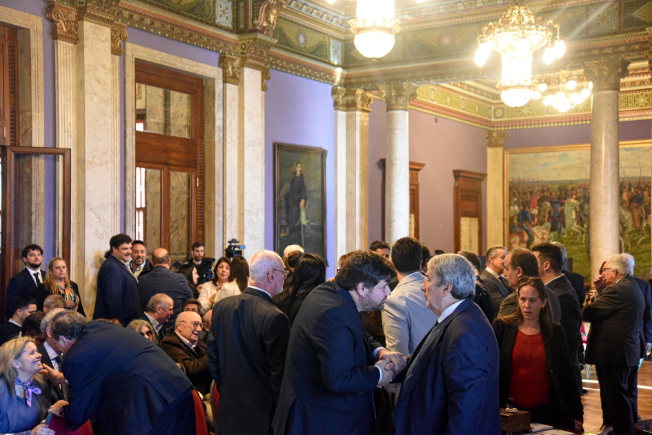 Gente parada en sala