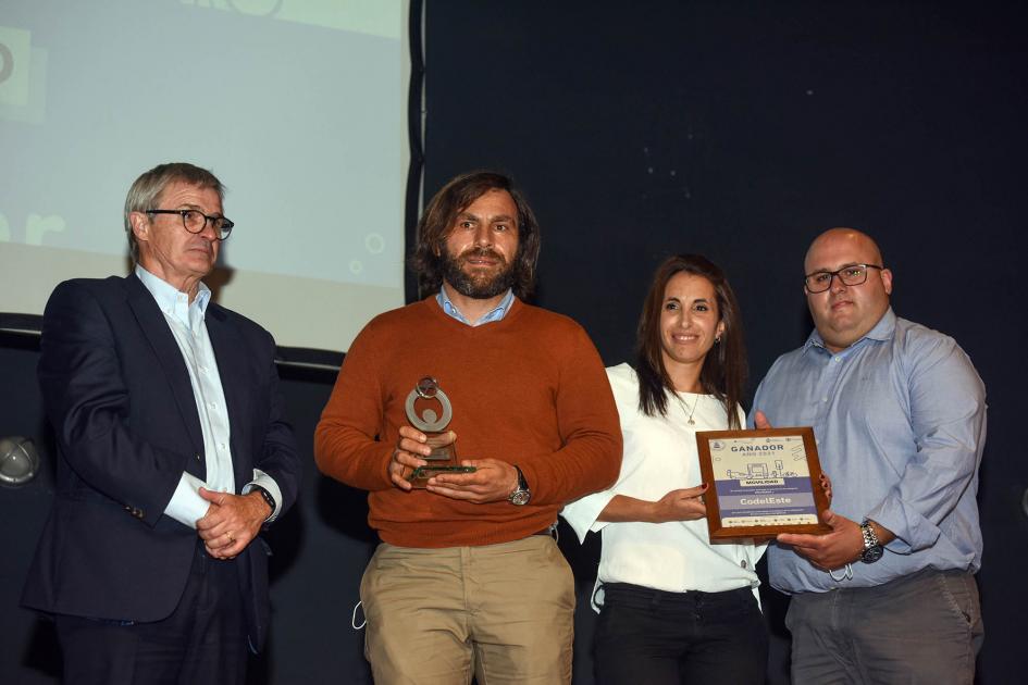 Representantes del ganador de la categoría Movilidad, Codeleste, reciben el premio