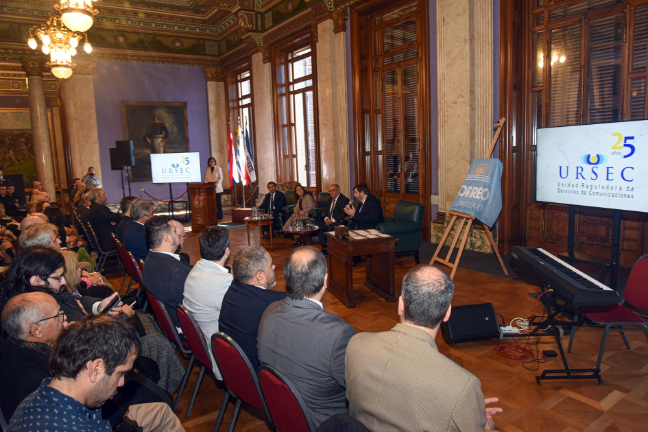 Público sentado. En mesa, ministra Cardona y autoridades de Ursec