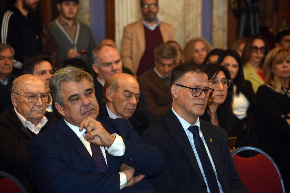 Público sentado. Entre ellos, el director Pablo Siris