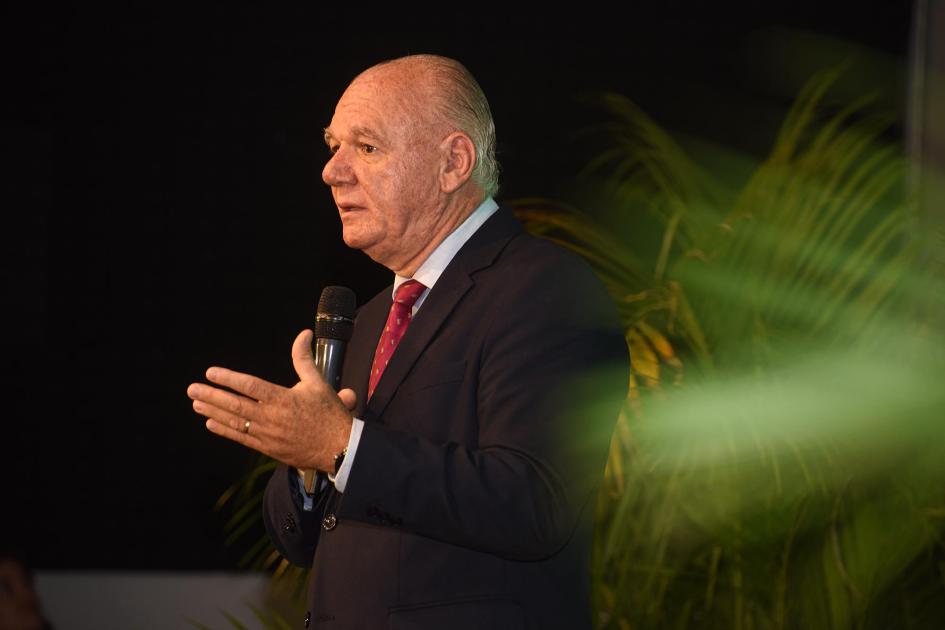 Subsecretario Walter Verri Subsecretario Walter Verri, visto de perfil; más cerca, fuera de foco, una planta