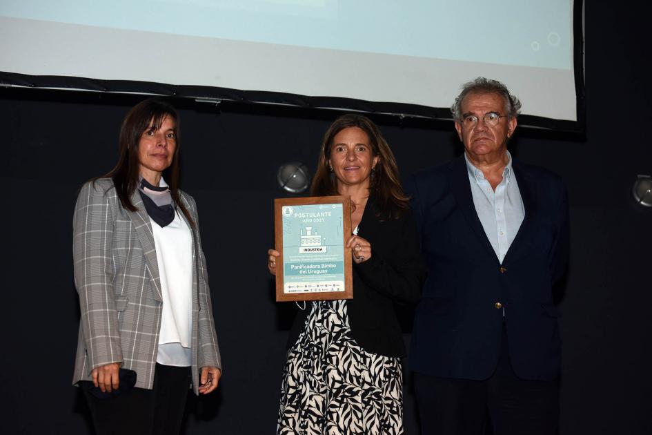Diploma de la categoría Industria, Panificadora Bimbo del Uruguay, recibe premio