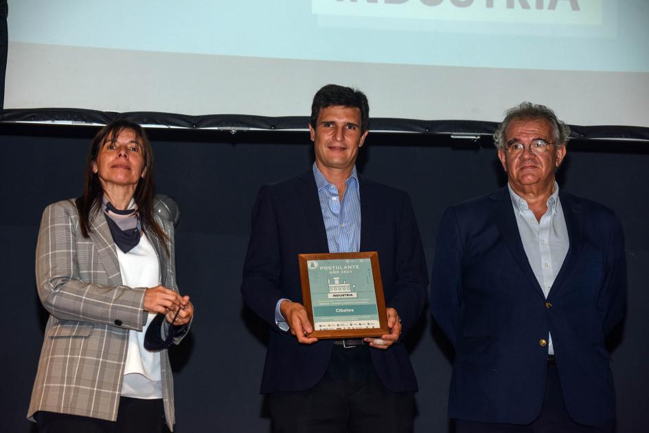 Representante de Cibeles recibe diploma en la categoría Industria