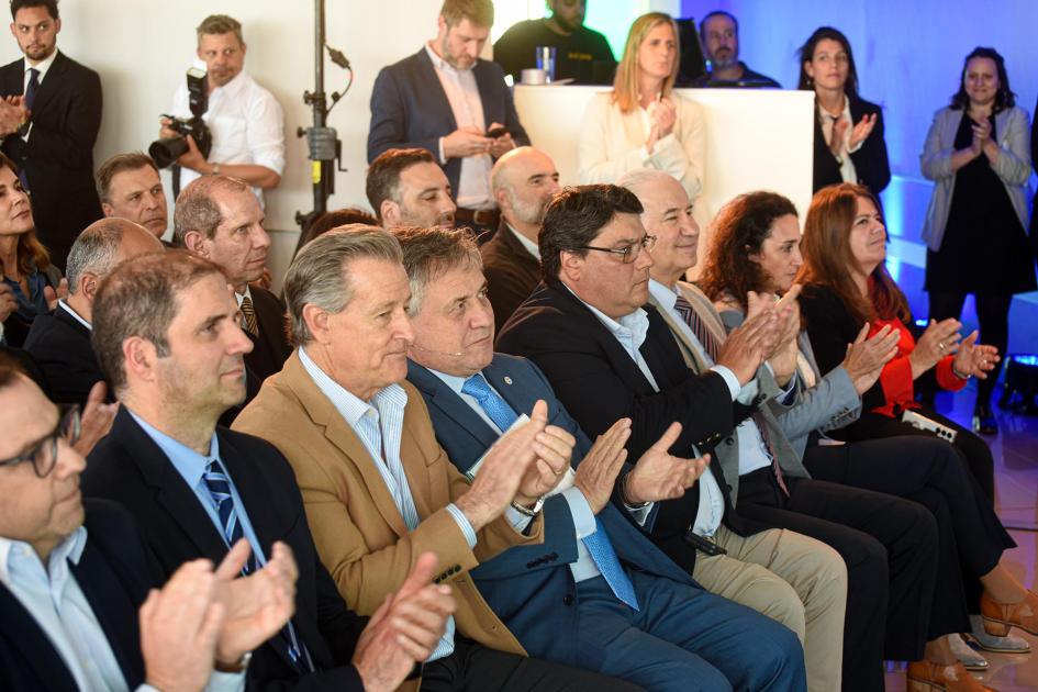 El ministro Omar Paganini junto a otras autoridades Autoridades del MIEM, ANTEL, Uruguay Innovation Hub, la ANNI y la CUTI aplauden