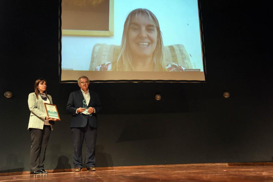 Representante del premio en la categoría Industria, Frigorífico Pando Representante de Frigorífico Pando habla por Zoom. Se la ve por una pantalla gigante