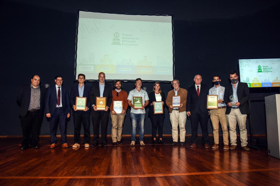 Autoridades y ganadores del Premio Nacional de Eficiencia Energética posan en el cierre del evento Autoridades y ganadores del Premio Nacional de Eficiencia Energética