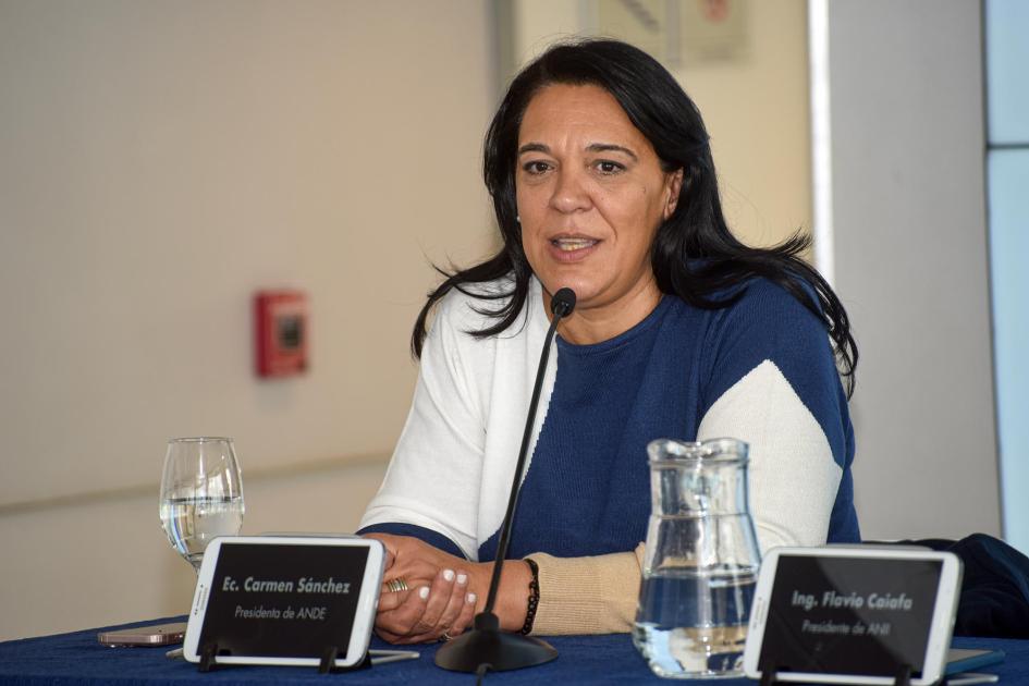 Sánchez habla en la mesa de autoridades