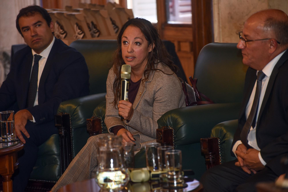 Ministra Cardona habla a micrófono sentada. A sus lados, autoridades de Ursec