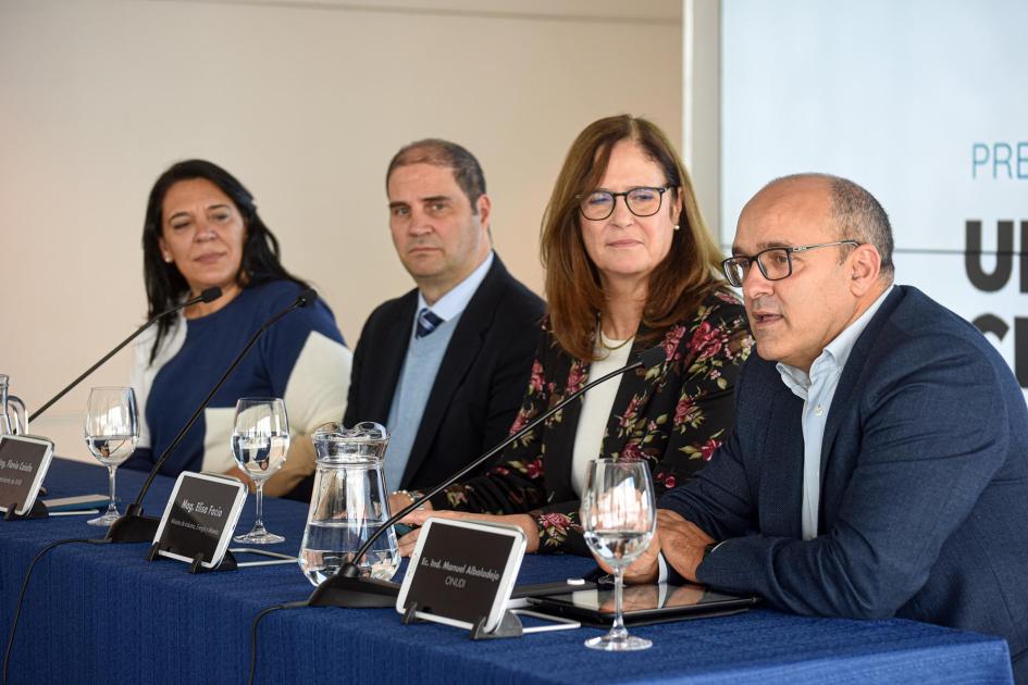 Albaladejo habla en la mesa de autoridades