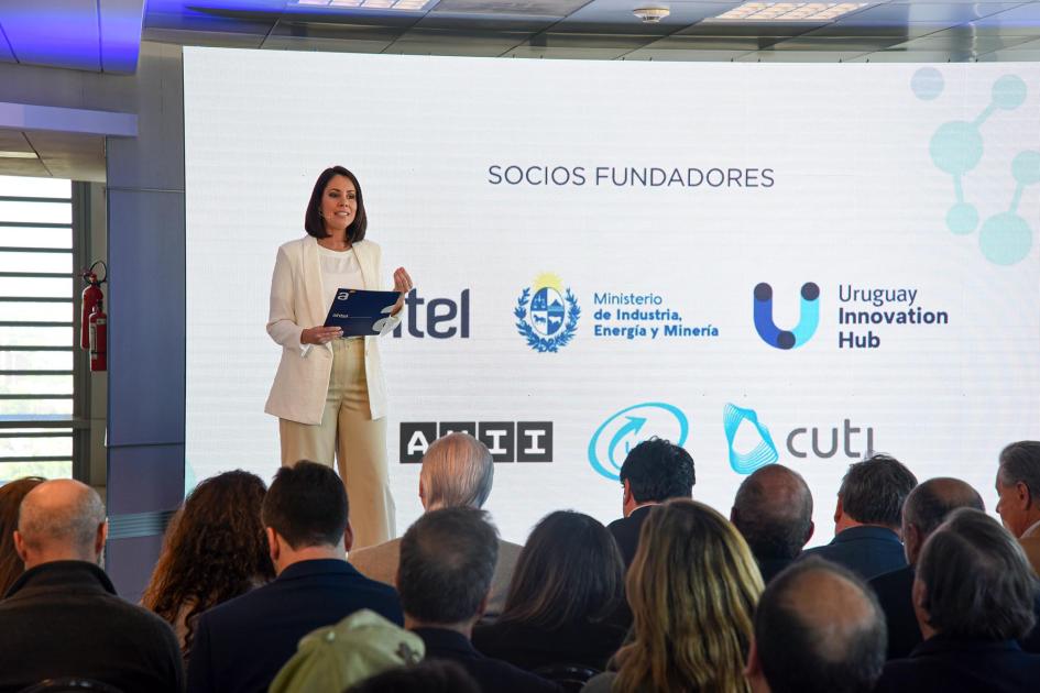 Apertura del evento de presentación de Antel Open Digital Lab Periodista abre el evento hablando en el escenario