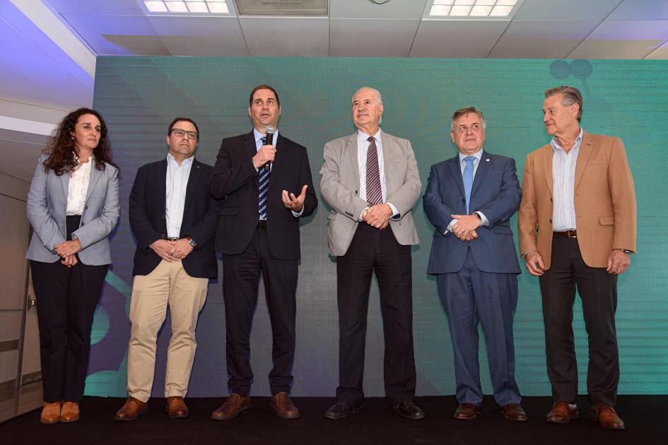 Paganini junto a representantes de las entidades fundadoras del AODL Autoridades del MIEM, ANTEL, UIH, la ANNI, el LATU y la CUTI