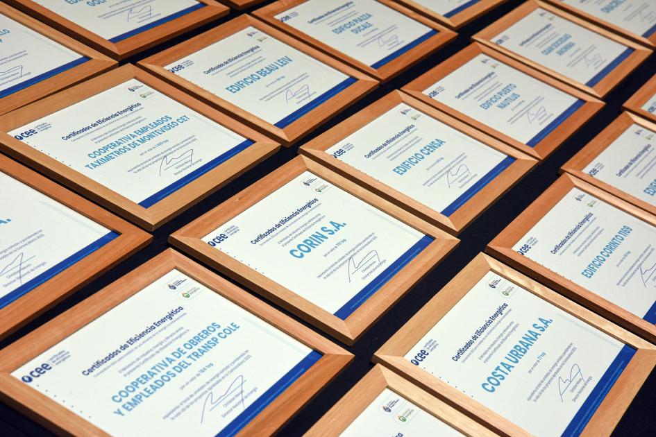 Los diplomas son un reconocimiento que se suma al premio económico que reciben los beneficiarios Certificados sobre una mesa