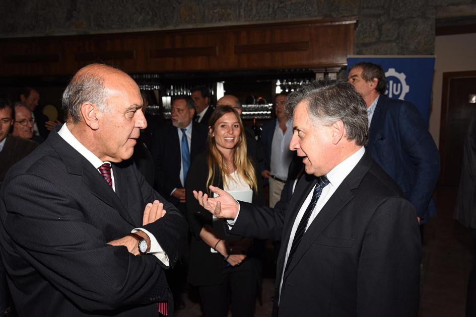 Ministro Omar Paganini e industrial Gabriel Murara Paganini dialoga con Murara