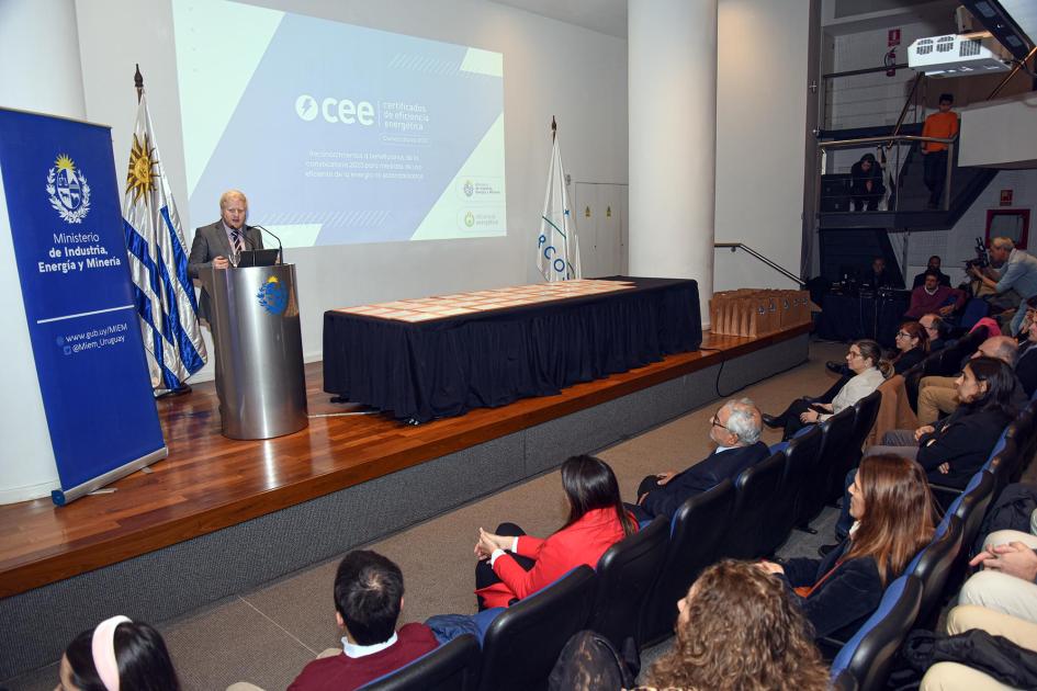 El evento se realizó en la sala de actos de la Torre Ejecutiva Al fondo, director Nieves habla en un atril, sobre el escenario; más cerca, el público