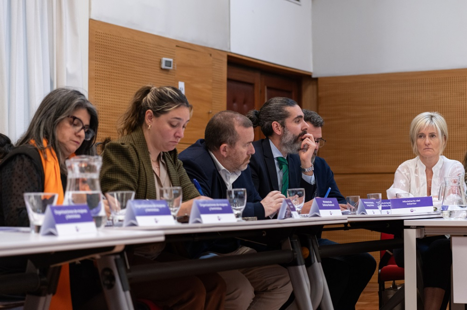Díaz, sentado junto a otras personas, en una mesa