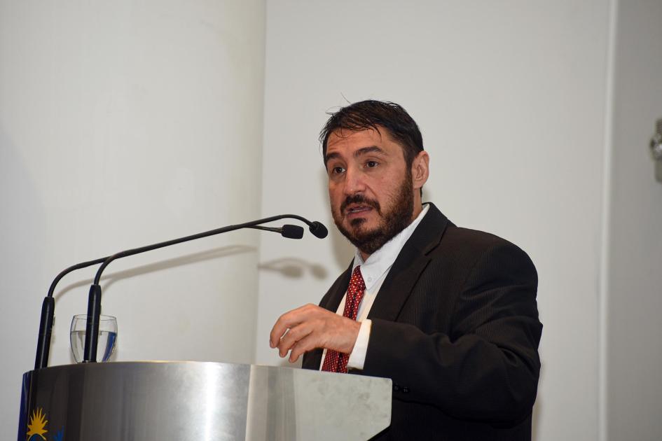 Gerente del Área de Eficiencia Energética del MIEM, Sebastián Lattanzio Lattanzio habla en un atril