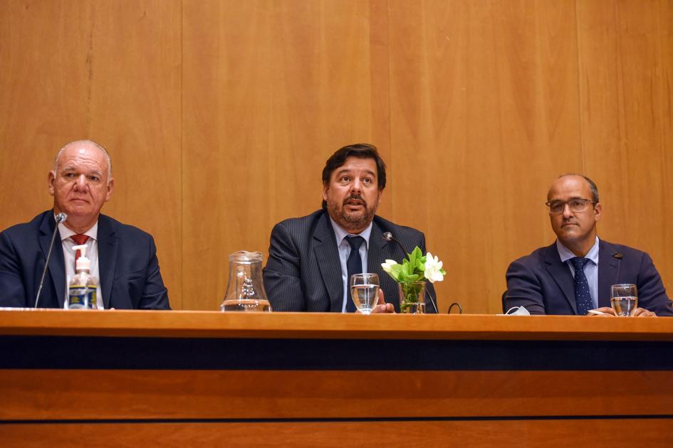 Mesa de autoridades Mesa de autoridades; habla el ministro Adrián Peña