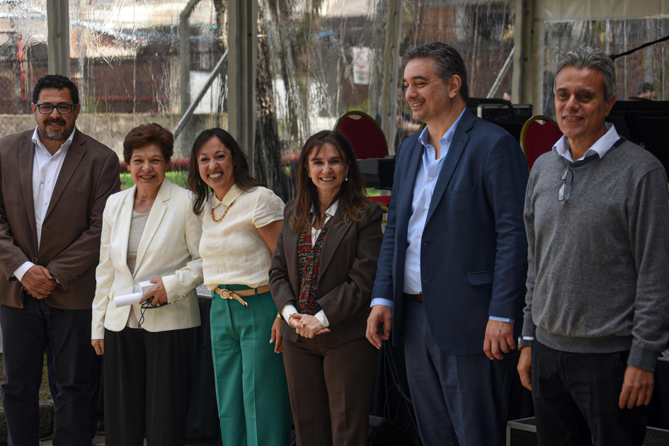 Ministra y autoridades, junto a trabajadora reconocida por su trayectoria