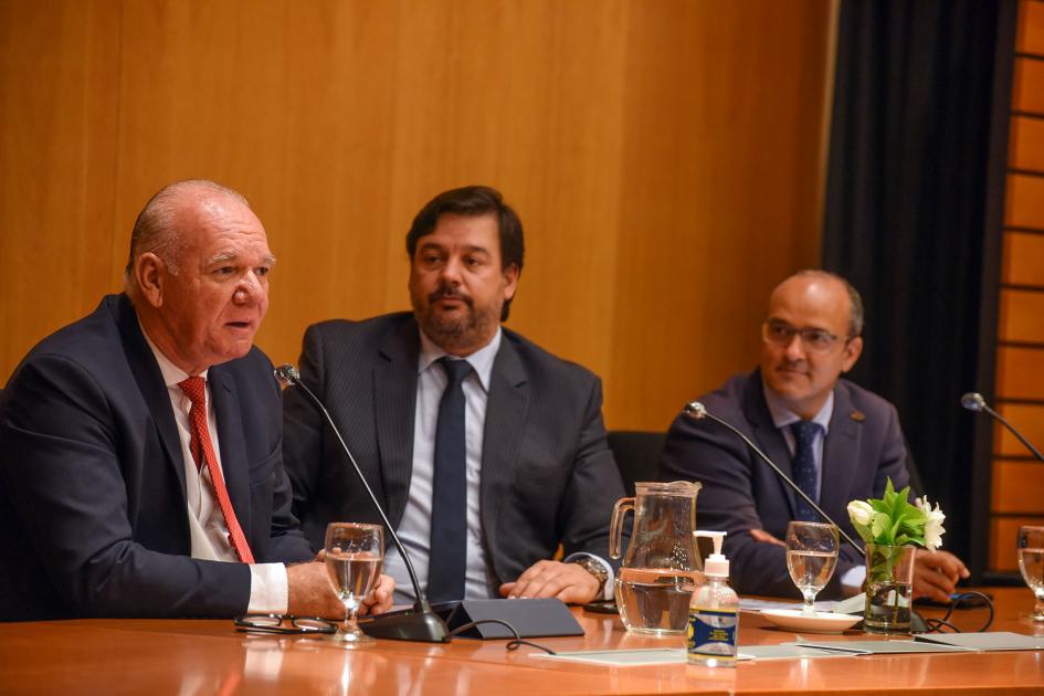 Mesa de autoridades: ministro interino Verri, ministro Peña y representante de ONUDI para el Cono Sur, Manuel Albaladejo Mesa de autoridades; habla Verri