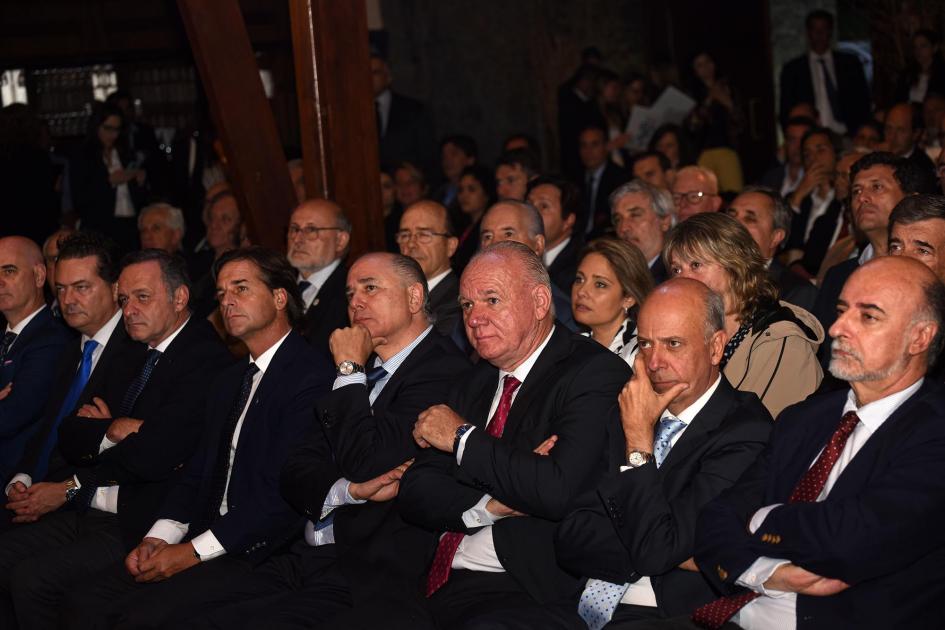 Autoridades en el público Autoridades en el público
