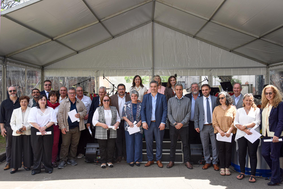Autoridades y referentes de pie