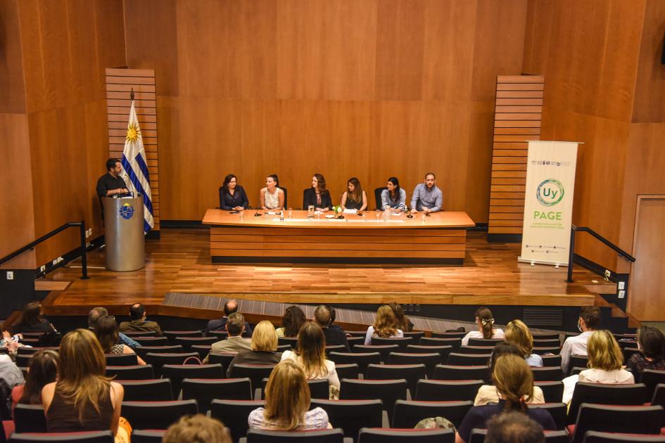 Primera mesa del taller luego de la apertura; se ven el público y, desde arriba, la mesa de oradores