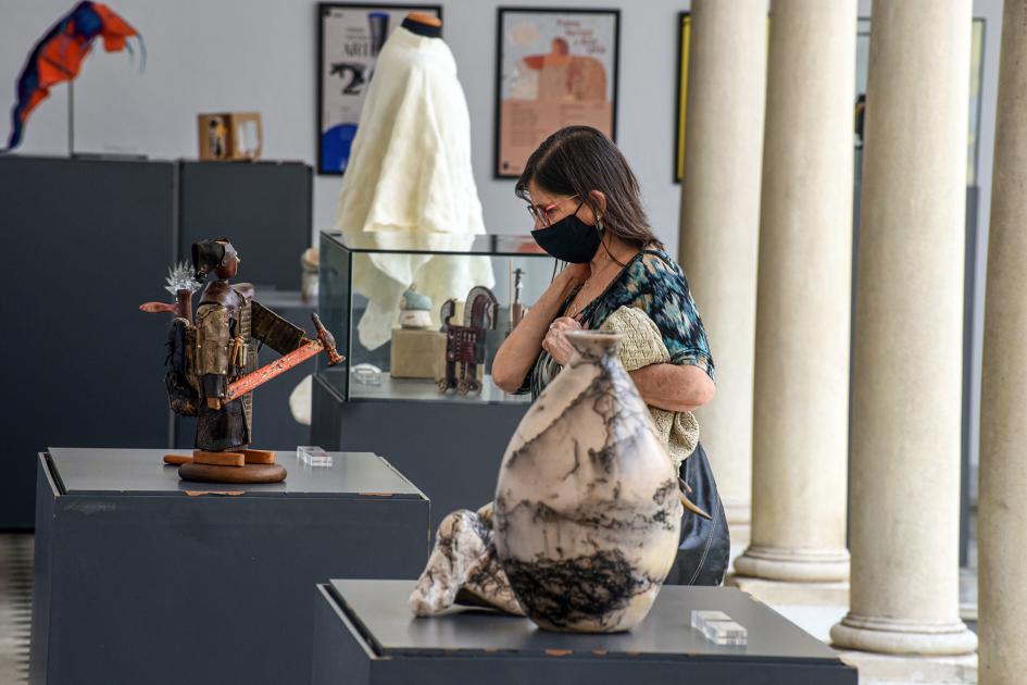 Público observando artesanías premiadas