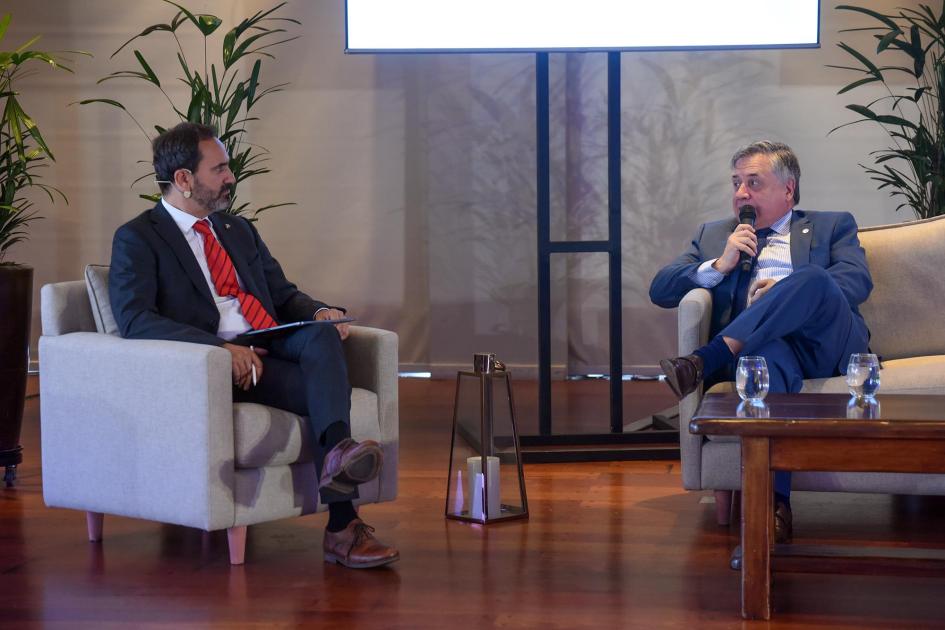El diálogo se centró en la cooperación uruguayo-alemana, especialmente en materia energética Ministro Omar Paganini, en un sillón, habla con un hombre, sentado en otro