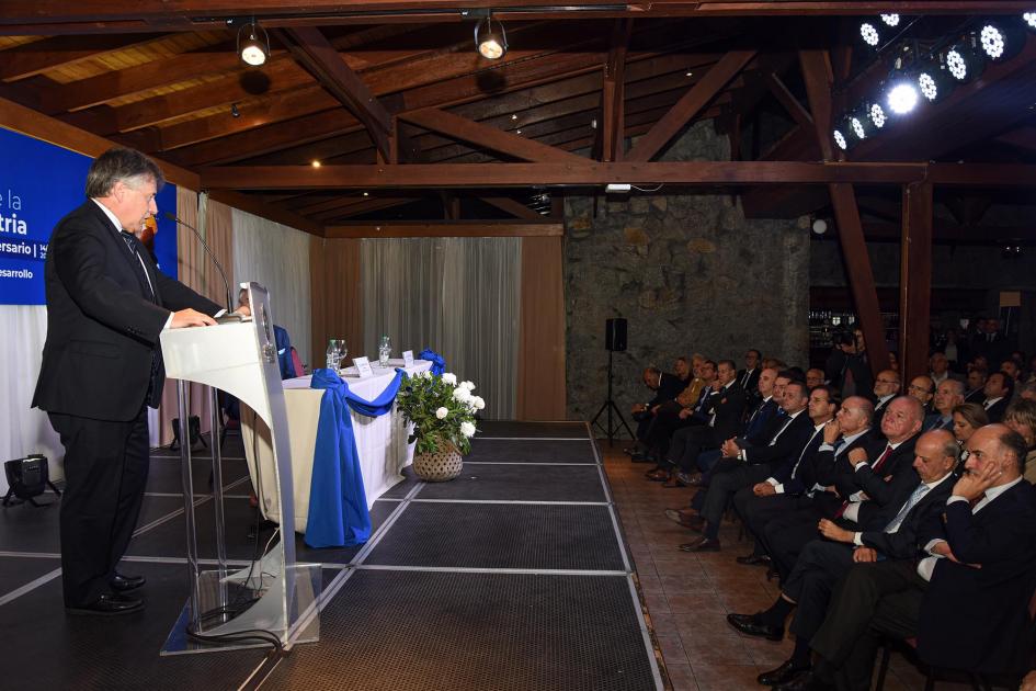 El ministro Omar Paganini cerró la parte oratoria de la actividad De perfil, se ve al ministro Paganini hablando desde un atril ante el público