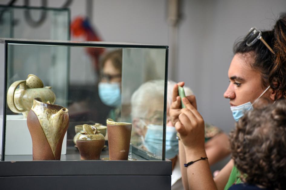 Público observando artesanías premiadas