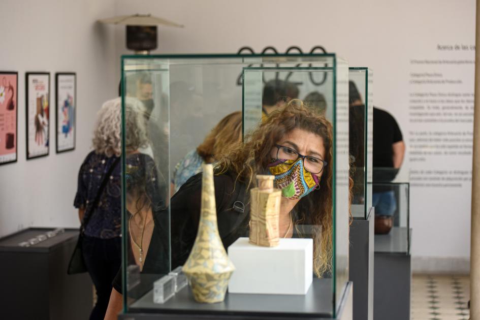 Público observando artesanías premiadas