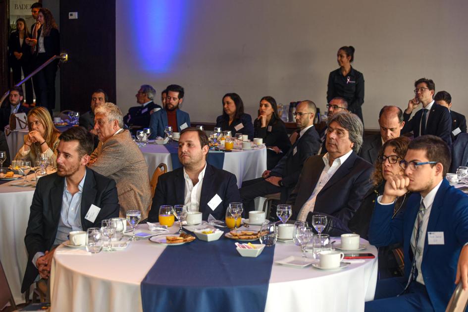 El evento se realizó en el Club de Golf Público, sentado en varias mesas