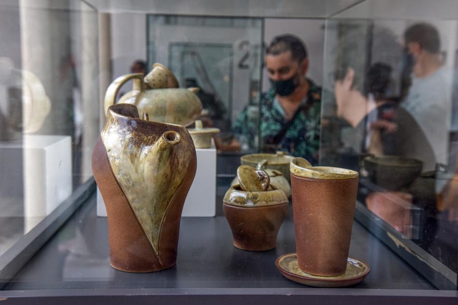 Público observando artesanías premiadas