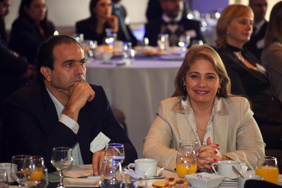 Directora nacional de Industrias, Susana Pecoy Susana Pecoy, sentada junto a otro hombre; detrás se ve una mesa con público