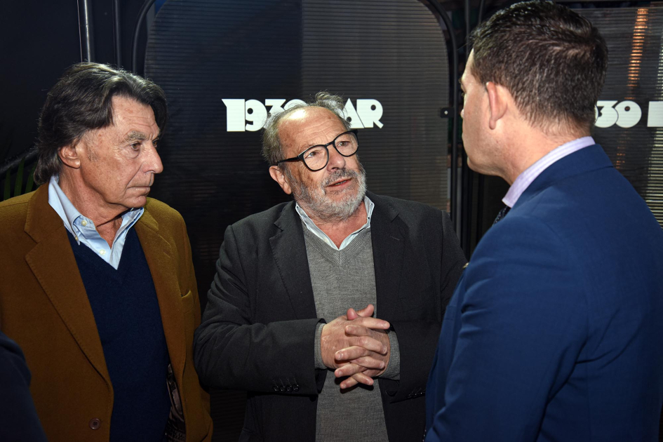 Olesker dialoga con dos personas