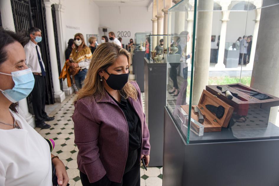 Directora nacional de Industrias, Susana Pecoy, observa artesanías ganadoras