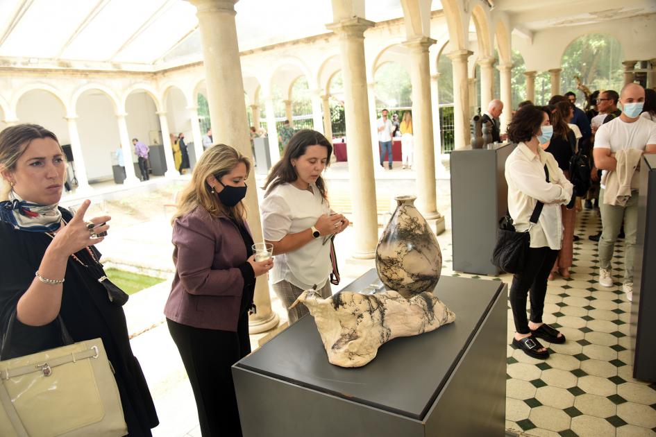 Directora Pecoy y directora Estrada aprecian las artesanías