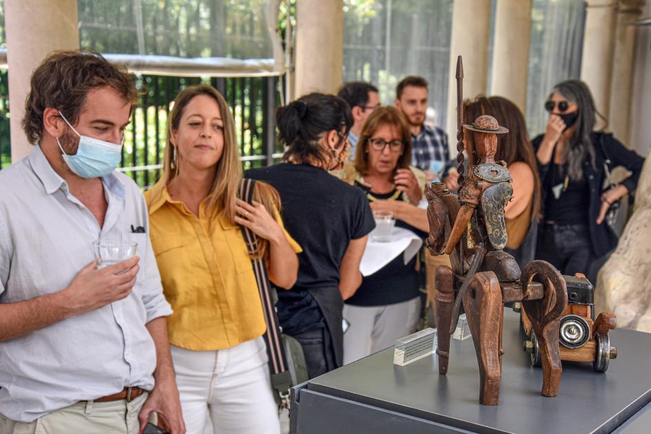 Público observa artesanías premiadas