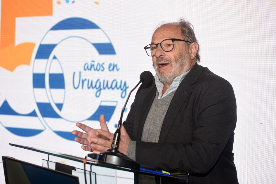 Olesker habla con un micrófono