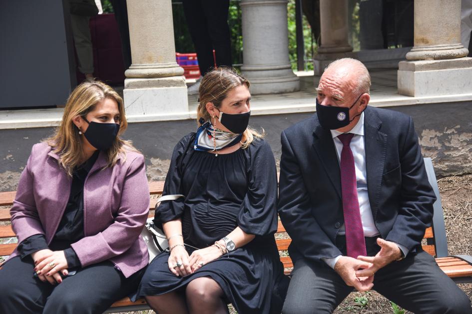 Ministro interino Walter Verri, en un banco junto a las directoras Pecoy y Estrada