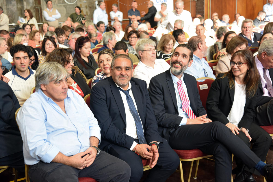 Aniversario de UTE Público, sentado; en primera fila, autoridades