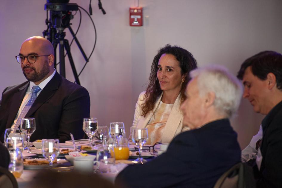 Mesa de expositores Mesa en la que hay hombres y mujeres que expusieron en el evento