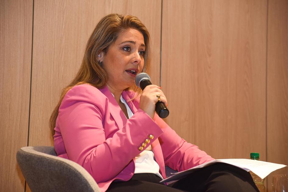 Directora nacional de Industrias, Susana Pecoy Directora Susana Pecoy habla, sentada en una silla; sostiene un micrófono y tiene notas en sus manos
