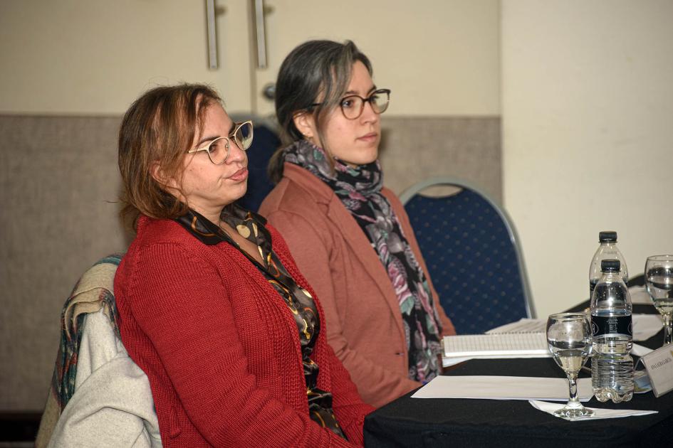 Las funcionarias de la ARNR Lucila Silva y Ana Laura García participaron del eventoron del evento Dos mujeres están sentadas frente a una mesa
