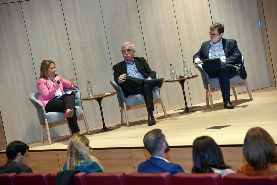 La sesión 6 tuvo como eje el uso de las TIC para el desarrollo sostenible Pecoy y dos hombres están sentados en el panel de la mesa 6; se ubican en sillas individuales