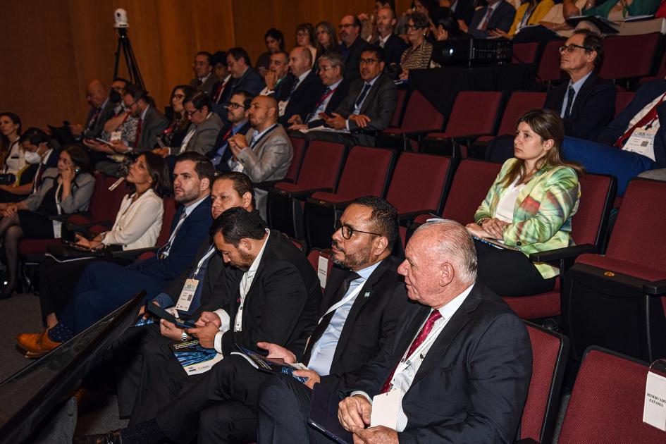 Público participante Verri, ubicado en la primera fila del público