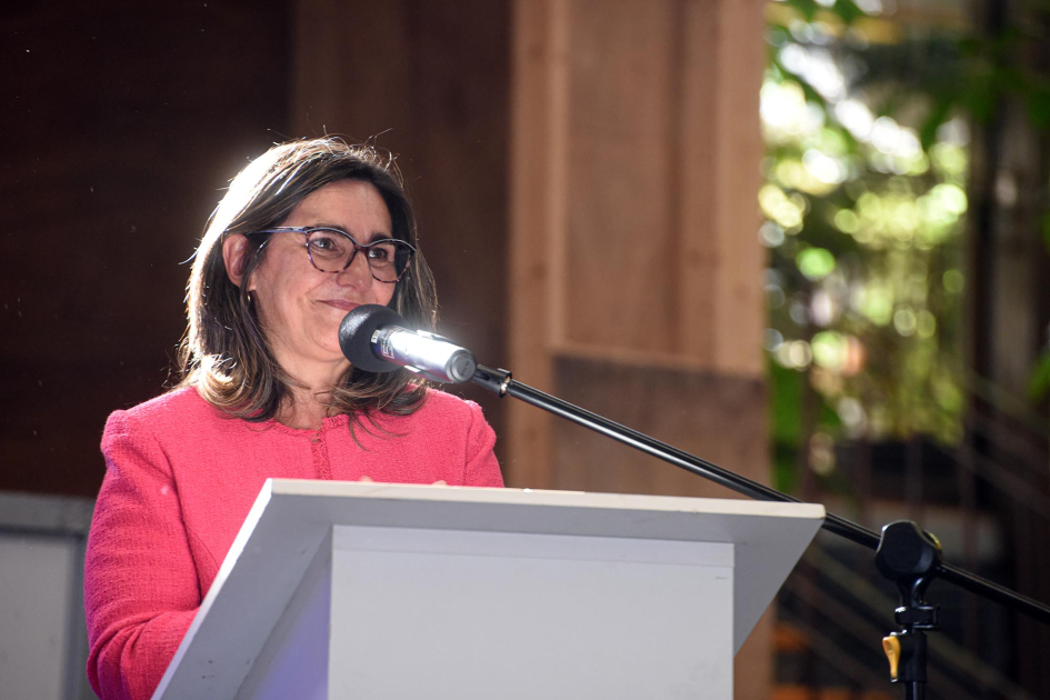 Andrea Cabrera, presidenta de UTE Presidenta de UTE habla desde un atril